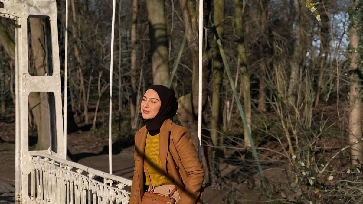 Gaya Formal ala Irish Bella, Simak Penampilan Jas yang Bikin Tampil Elegan di Setiap Kesempatan