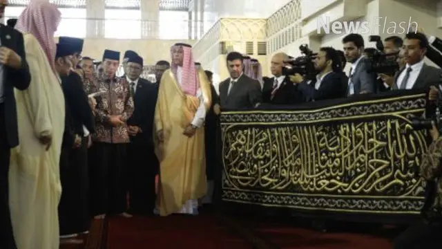 Dari seluruh hadiah yang diberikan, sebagian ada yang diberikan langsung oleh Raja Salman, atau melalui pihak Kerajaan Arab Saudi.