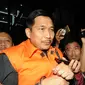 Anggota DPR dari Fraksi Golkar Bowo Sidik Pangarso (BSP) dikawal petugas usai menjalani pemeriksaan di Gedung KPK, Jakarta, Kamis (28/3). KPK mengamankan barang bukti OTT uang senilai Rp8 miliar dalam 84 kardus terkait dugaan suap pelaksanaan kerja sama pengangkutan. (merdeka.com/Dwi  Narwoko)