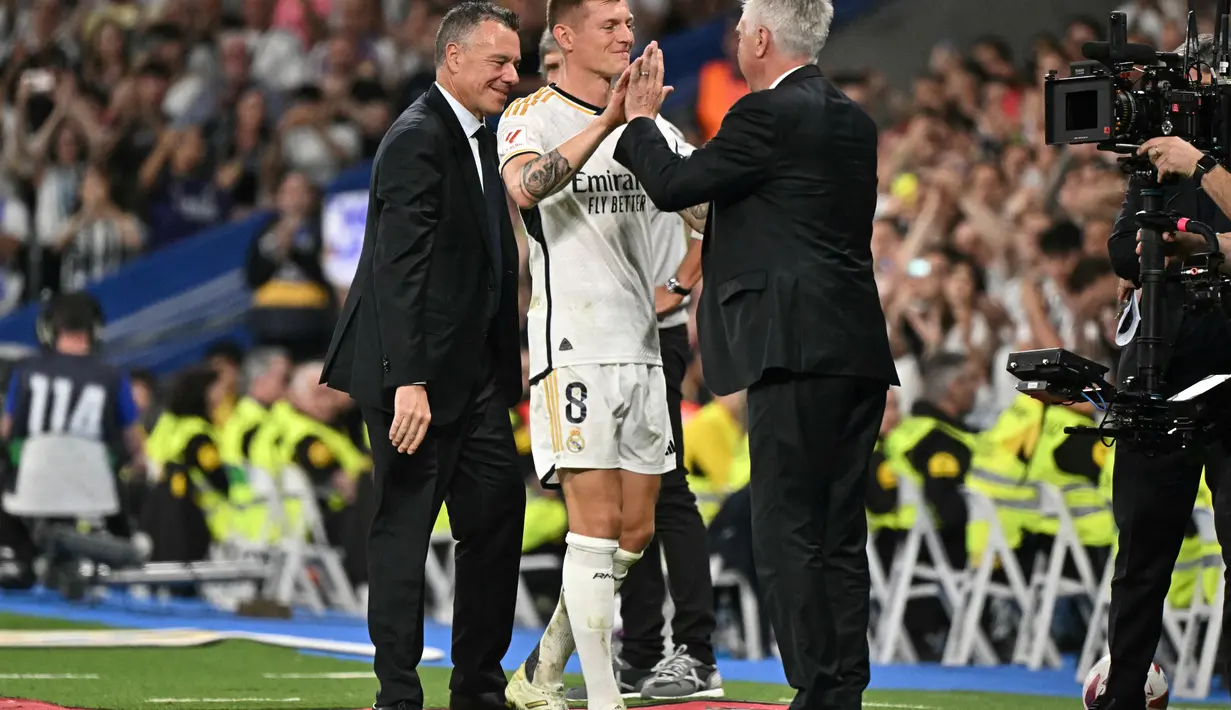 Sebelum meninggalkan lapangan, Kroos memeluk semua rekan-rekannya dan sang pelatih, Carlos Ancelotti, serta para staf Real Madrid. (JAVIER SORIANO / AFP)