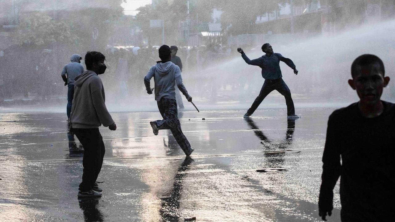 FOTO: Ricuh Aksi Mahasiswa Tolak Tunjangan DPR, Polisi Semprotkan Water Canon