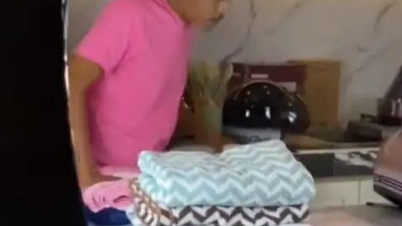 Meja dapur yang bernuansa marmer menjadi tempat pekerjaan terbaru Epy Kusnandar, terutama saat melakukan live streaming di Tiktok.