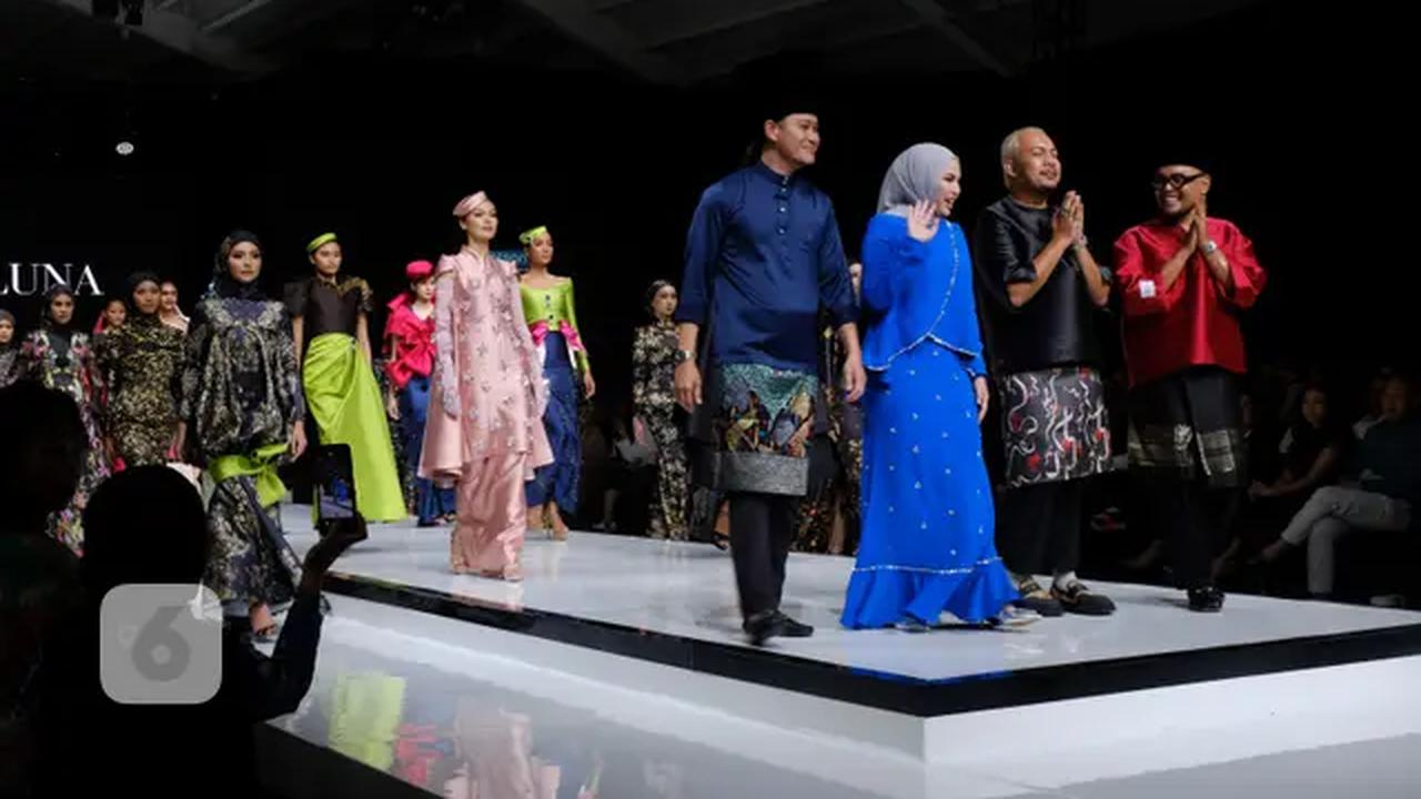 Koleksi baju Lebaran jenama fesyen Malaysia, SETH&amp;LUNA, di opening show Garis Poetih Raya Festival 2025 di Jakarta Selatan, 16 Januari 2025. (Liputan6.com/Asnida Riani)