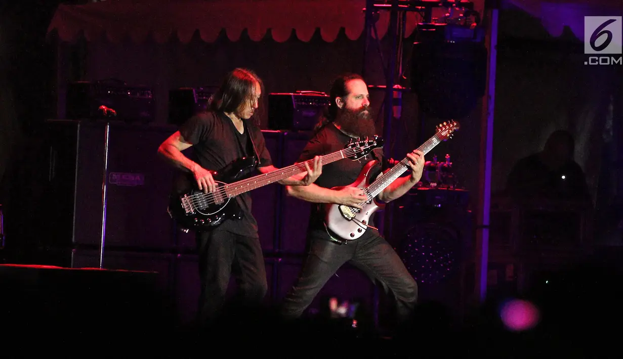 Aksi panggung gitaris dan bassis band Dream Theater, John Petrucci dan John Myung saat menghibur penonton hari kedua JogjaRockarta International Music Festival 2017 di Stadion Kridosono, Jogjakarta, Sabtu (30/9). (Liputan6.com/Herman Zakharia)