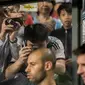 Beberapa fans mengambil gambar striker Argentina, Lionel Messi sebelum dimulainya laga persahabatan internasional antara Timnas Argentina menghadapi Hong Kong di Hong Kong Stadium, Hong Kong (14/10/2014). (AFP/Anthony Wallace)