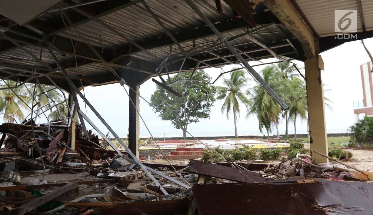 Penginapan rusak akibat dihantam gelombang Tsunami Anyer di pesisir Pantai Carita, Banten, Minggu (23/12). Tsunami yang menerjang wilayah Selat Sunda, Pandeglang, Serang, dan Lampung Selatan merusak ratusan bangunan dan kapal. (Liputan6.com/Angga Yuniar)