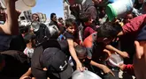 Warga Palestina mengantre untuk mendapatkan makanan dari dapur umum di kamp pengungsi Bureij, Jalur Gaza tengah pada 29 April 2025. (Eyad BABA/AFP)