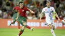 Striker Timnas Portugal, Diogo Jota melepaskan tendangan yang menghasilkan gol kelima timnya ke gawang Luksemburg pada laga Grup J Kualifikasi Euro 2024 di Estadio Algarve, Selasa (12/9/2023) dini hari WIB. (AP Photo/Joao Matos)