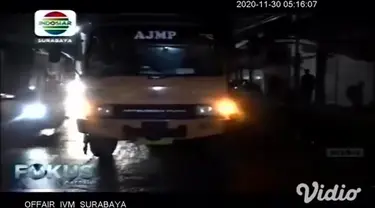 Pengendara motor berboncengan terlibat kecelakaan di jalan layang (fly over) Peterongan, Jombang, Jawa Timur pada Sabtu malam (28/11). Diduga korban terjatuh akibat motor yang dikendarainya terperosok jalan berlubang karena kondisi hujan.