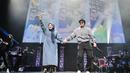 Inilah potret kompak Aurel Hermansyah saat hadir di sebuah panggung musik indoor di Singapura. Aura bumil makin terpancar seiring bertambahnya usia kehamilan. Meski segera menjadi ibu dua anak, aura Aurel Hermansyah yang awet muda tak pernah pudar. (Liputan6.com/IG/aurelie.hermansyah)