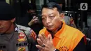 Ketua Pengadilan Negeri Depok, I Wayan Eka Mariarta (EKA) saat dibawa menuju mobil tahanan di Gedung Merah Putih Komisi Pemberantasan Korupsi (KPK), Jakarta, Sabtu (7/2/2026). (Liputan6.com/Helmi Fithriansyah)