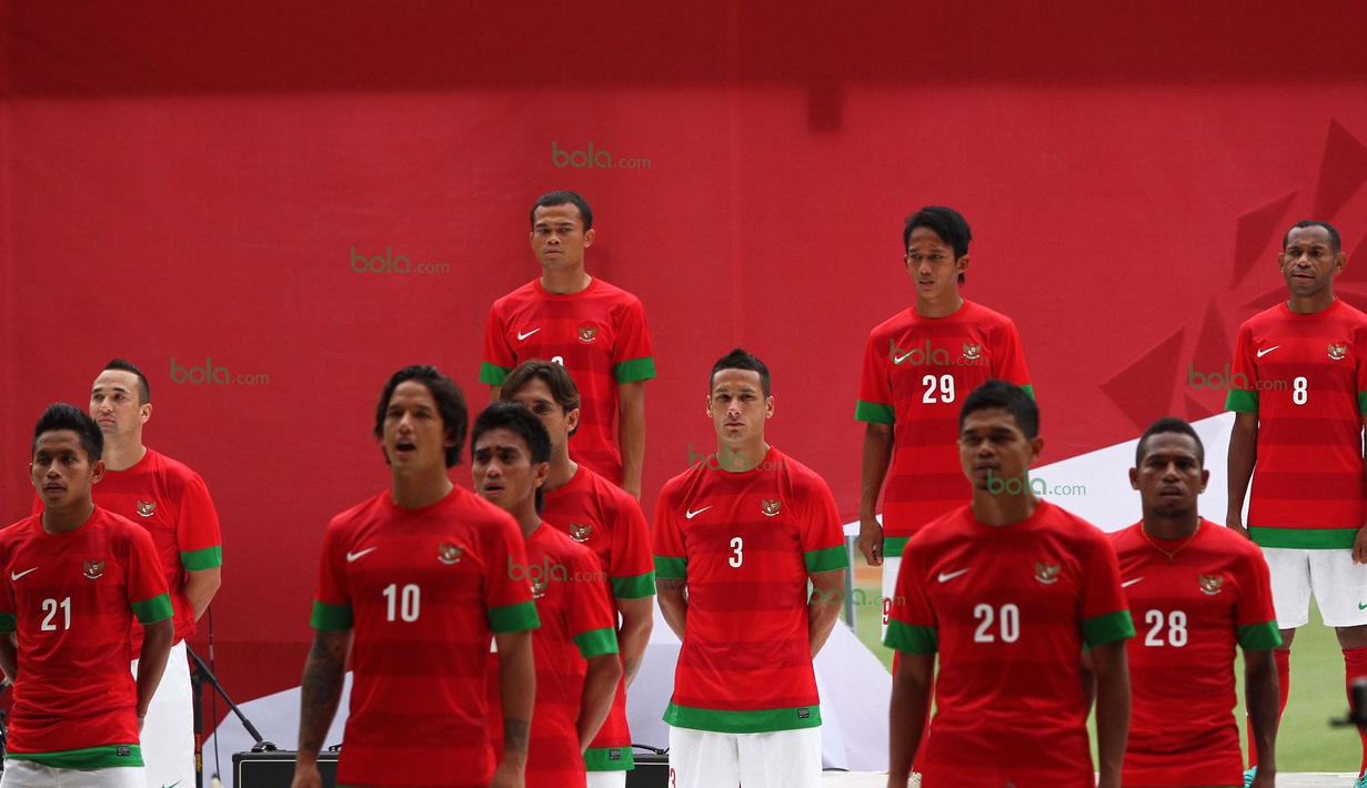 Para Pemain TIMNAS Indonesia berpose saat peluncuran Jersey di Stadion Gelora Bung Karno, Senayan, Jakarta, 12 November 2012. (Bola.com/Nicklas Hanoatubun)