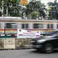 KRL Comutter Line melintas pada perlintasan sebidang yang sudah ditutup di sekitar Stasiun Palmerah, Jakarta, Senin (30/11/2020). Selain penataan tahap kedua Stasiun Palmerah, penutupan pelintasan juga dimaksudkan untuk menghilangkan pelanggaran lalu lintas dan kemacetan (Liputan6.com/Faizal Fanani)