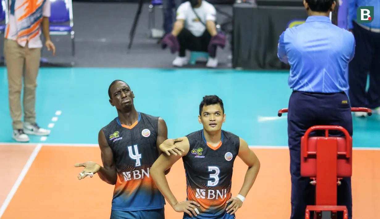 Pemain Jakarta BNI 46, Camejo Durruthy Osmany (kiri) dan Sigit Ardian melakukan protes terhadap keputusan wasit saat laga lanjutan PLN Mobile Proliga 2022 melawan Surabaya Bhayangkara Samator di GOR Padepokan Voli Jenderal Polisi Kunarto, Bogor, Jumat (14/01/2022). (Bola.com/Bagaskara Lazuardi)