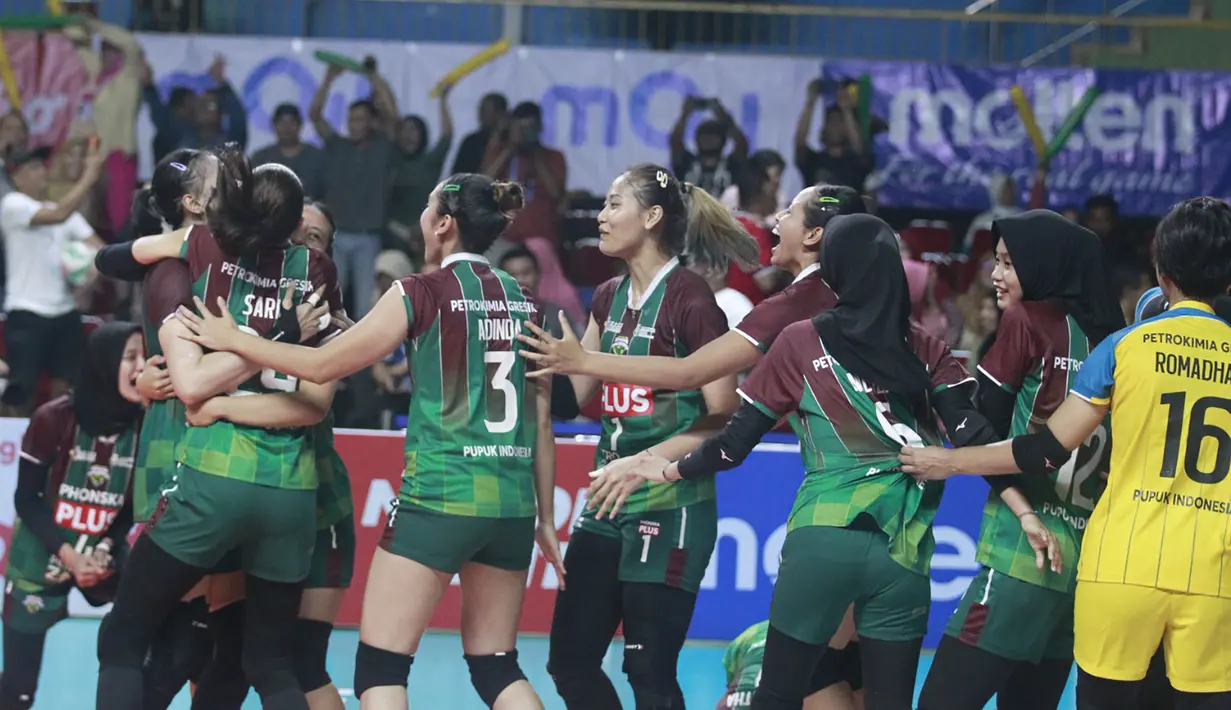 Selebrasi para pemain Tim Voli Putri Petrokimia Gresik Pupuk Indonesia setelah memetik poin penentu atas TNI AU untuk memastikan gelar juara Livoli Divisi Utama 2023 dalam laga grand final di di GOR Joyoboyo, Kediri, Sabtu (9/12/2023) malam WIB. Petrokimia Gresik Pupuk Indonesia menang 3-0 (25-21, 25-23, 25-16). (PBVSI)