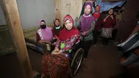 Karjiyem, nenek berusia 63 tahun, warga Padukuhan Ngondel Kulon, RT 04, Kelurahan Krambil Sawit, Kapanewonan Saptosari, Gunungkidul, harus merawat anak bungsunya yang mengidap lumpuh polio. (Liputan6.com/ Hendro Ary Wibowo)