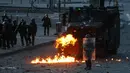 Kendaraan lapis baja polisi dihantam bom molotov selama protes anti-pemerintah pada perayaan Hari Kemerdekaan Kolombia, di Bogota, Selasa (20/7/2021). Warga Kolombia kembali turun ke jalan ketika pemerintah secara resmi mengajukan RUU reformasi pajak $3,95 miliar kepada Kongres. (AP Photo/Ivan Valen