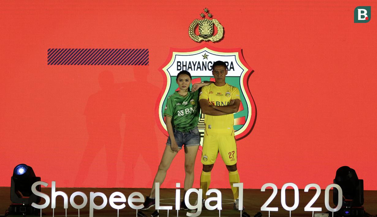 Pemain Bhayangkara FC, Indra Kahfi, menunjukan jersey Bhayangkara FC saat launching Shopee Liga 1 di Hotel Fairmont, Jakarta, Senin (24/2). Sebanyak 18 klub pamerkan jersey untuk kompetisi Shopee Liga 1 2020. (Bola.com/Yoppy Renato)