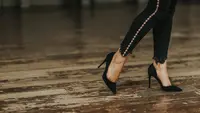 Cara Meredakan Kaki Pegal Setelah Seharian Pakai Heels