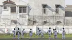 Para pesepak bola muda dari Aji Santoso International Football Academy (ASIFA) melakukan latihan rutin di Malang, Jawa Timur. (Bola.com/Vitalis Yogi Trisna)