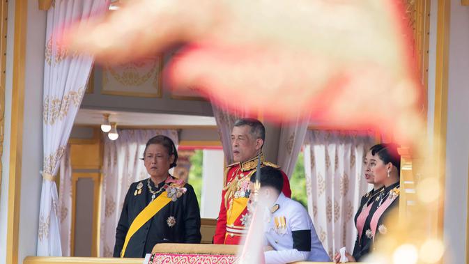 Raja Thailand Maha Vajiralongkorn bersama anggota keluarga kerajaan lainnya mengikuti prosesi kremasi almarhum Raja Bhumibol Adulyadej di Bangkok, Thailand (26/10). (AP Photo/Kittinun Rodsupan)