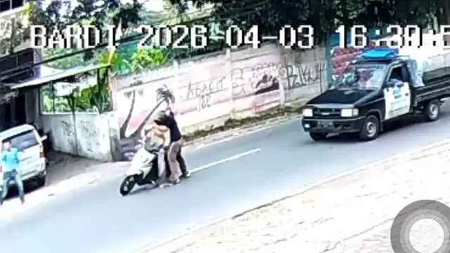 Tangkapan layar rekaman kamera CCTV memperlihatkan pencuri motor melepaskan tembakan ke warga saat kepergok.