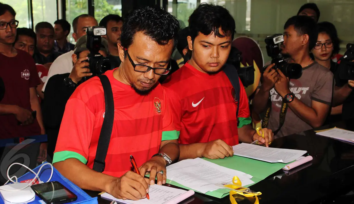 Perwakilan dari Komunitas Suporter Antikorupsi (KORUPSSI) saat berkunjung ke kantor KPK, Senin (8/6/2015). Kedatangan mereka untuk melaporkan dugaan korupsi oleh PSSI. (Liputan6.com/Helmi Afandi)