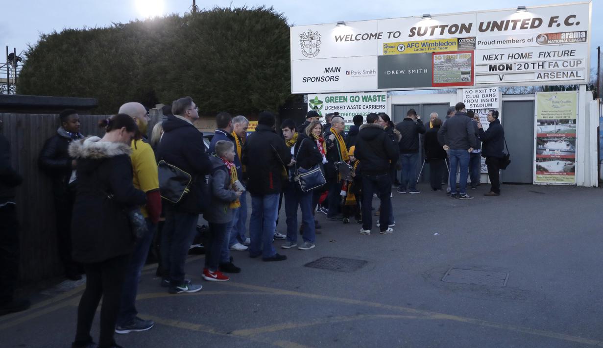 Suporter bersiap memasuki stadion untuk menyaksikan laga, Piala FA antara Sutton United melawan Arsenal di Gander Green Lane stadium; London, (20/2/2017). Arsenal menang 2-0. (AP/Matt Dunham)