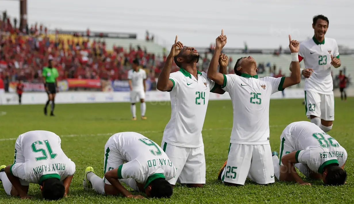 Para pemain Indonesia merayakan gol yang dicetak oleh Marinus Wanewar ke gawang Timor Leste di Stadion MPS, Selangor, Minggu (20/8/2017). Indonesia menang 1-0 atas Timor Leste. (Bola.com/Vitalis Yogi Trisna)