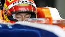 Pebalap Manor Racing asal Indonesia, Rio Haryanto, berdoa sebelum memulai latihan bebas pertama F1 GP Australia di Sirkuit Albert Park, Australia, Jumat (18/3/2016). (Reuters/Brandon Malone)