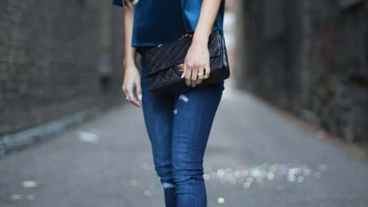 Bell-Sleeve Tops, Baju yang Sedang Tren Dikalangan Cewek Masakini