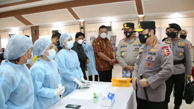 Selain memantau pengamanan di sejumlah gereja, Kapolri juga mengunjungi Markas Polda Sulut untuk meninjau proses vaksinasi.