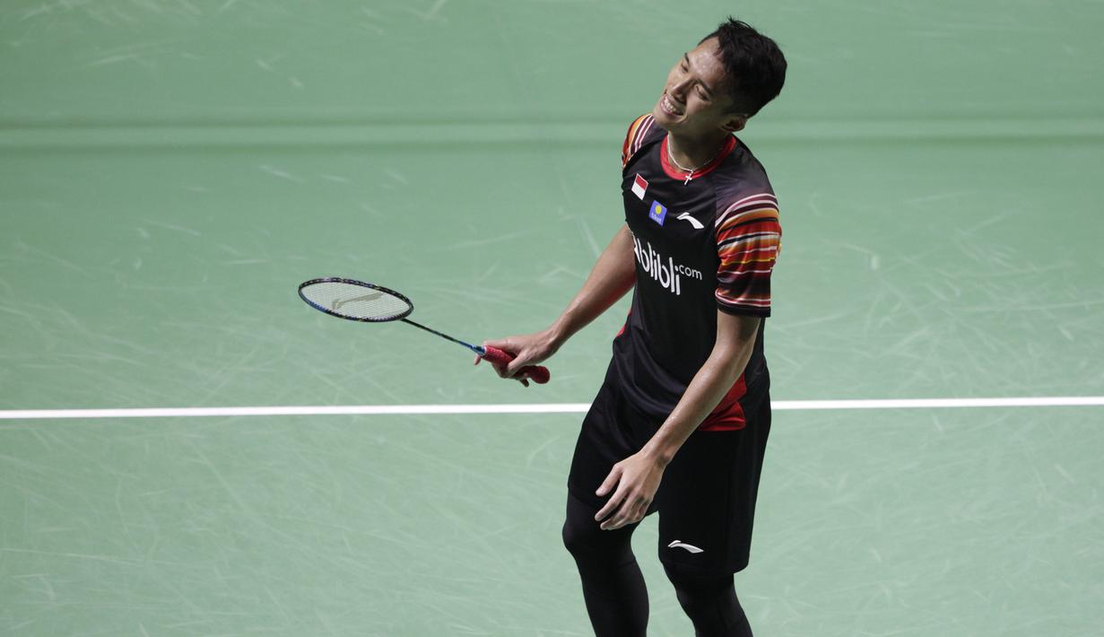 Tunggal putra Indonesia, Jonatan Christie, tampak kecewa saat melawan Chou Tien Chen pada laga Indonesia Open 2019 di Istora Senayan, Jakarta, Jumat (19/7). Jojo kalah 21-16, 18-21 dan 14-21. (Bola.com/Vitalis Yogi Trisna)
