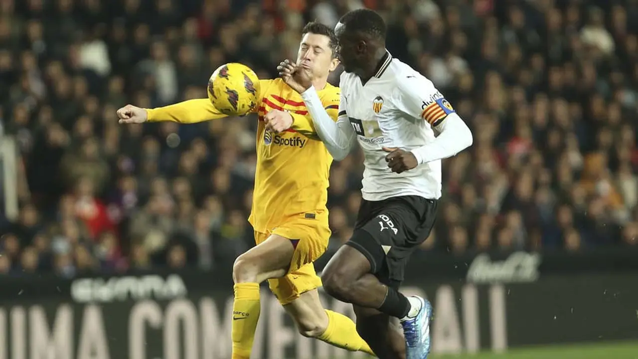 Foto: Melihat Usaha Keras Robert Lewandowski untuk Mencetak Gol, Barcelona Ditahan Imbang Valencia