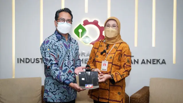 Plt. Direktur Jenderal Industri Kecil, Menengah, dan Aneka (IKMA) Kemenperin Reni Yanita menyerahkan secara simbolis Sertifikat SNI Cangkul kepada PT. Indobaja Primamurni (merek cangkul Barong). (Dok Kemenperin)