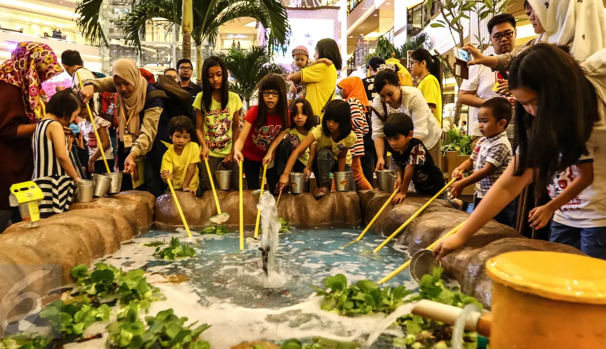 Sejumlah anak-anak asyik memancing ikan di kolam ikan Nestle Dancow di Mal Taman Anggrek, Jakarta (02/04). Kegiatan yang mengusung Nestle Dancow Excelnutri+ Explore The World mengajak anak-anak untuk menjelajah dunia. (Liputan6.com/Fery Pradolo)