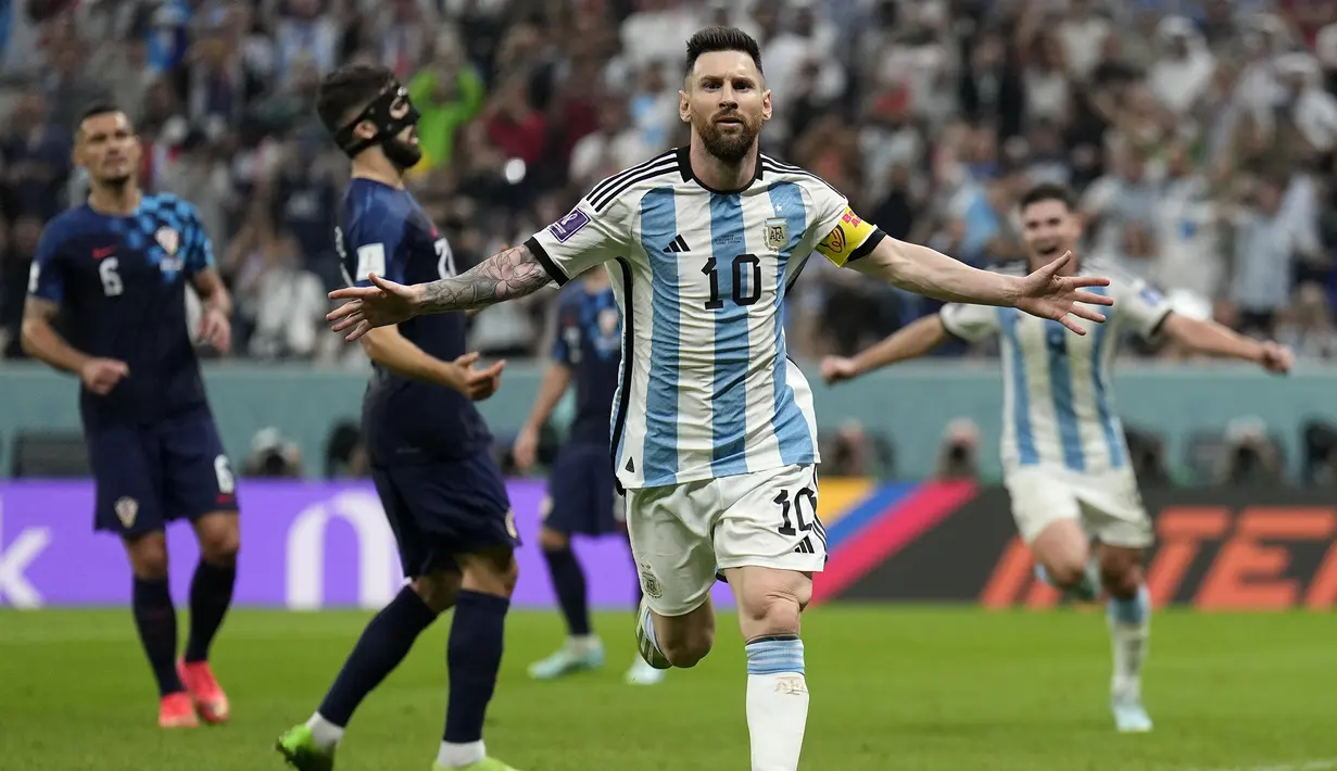 Pada laga semifinal, Argentina bersua Kroasia (13/12/2022). Menang telak 3-0, Lionel Messi kembali menyumbang 1 gol dan 1 assist. Golnya dicetak lewat eksekusi penalti yang membawa Argentina unggul 1-0. (AP Photo/Martin Meissner)