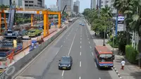 Suasana lalu lintas di kawasan jalan protokol Sudirman-Thamrin, Jakarta, Kamis (24/12). Suasana libur panjang yang dimulai hari ini hingga beberapa hari kedepan membuat sejumlah ruas jalan di Jakarta dan sekitarnya lengang. (Liputan6.com/Gempur M Surya)