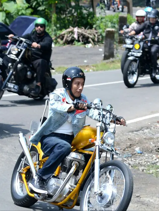 Presiden Joko Widodo atau Jokowi mengendarai motor Chopper saat blusukan di Sukabumi, Jawa Barat, Minggu (8/4). Presiden mengendarai motornya untuk meninjau pelaksanaan program padat karya tunai. (Liputan6.com/Pool/Biro Pers Setpres)