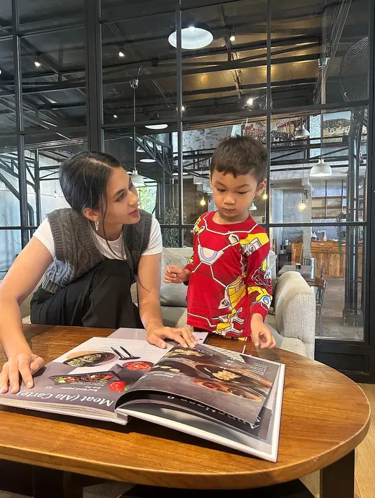 Penampilannya ini sukses menuai komentar pujian dari netizen. Tak sedikit yang memujinya bak masih siswi SMA meskipun sudah menjadi ibu dari dua anak. [@paula_verhoeven]