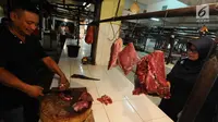 Pedagang daging melayani pembeli di pasar induk Kramat Jati, Jakarta, Jumat (26/4). Kementerian Perdagangan siap menjaga harga dan ketersediaan barang kebutuhan pokok menjelang Puasa dan Lebaran 2019. (Liputan6.com/Herman Zakharia)