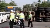 Berusaha Menyalip, Truk Tronton Terbalik Timpa Pengendara Motor