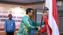 Menpora, Imam Nahrawi (tengah) memberi bendera Merah Putih pada CdM Asian School Games 2018, Bambang Siswanto usai pelepasan di Jakarta, Selasa (17/7). 158 atlet pelajar Indonesia akan bertanding di delapan cabang orang. (Liputan6.com/Helmi Fithriansyah)