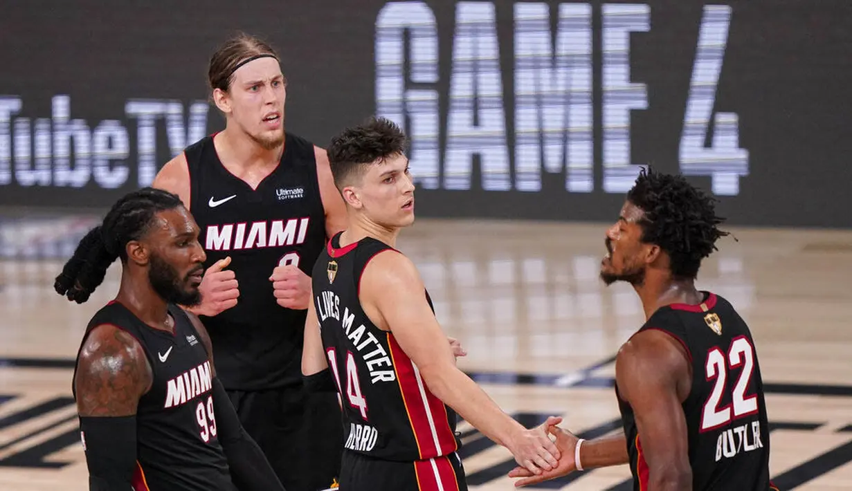 Para pebasket Miami Heat merayakan kemenangan atas Los Angeles Lakers pada laga Gim ketiga Final NBA, Senin (5/10/2020). Miami Heat menang dengan skor 115-104. (AP Photo/Mark J. Terrill)