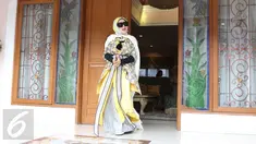 Penyanyi Syahrini bersiap berangkat menuju tempat salat Idul Adha 1437 H di taman Tanah Sereal, Bogor, Senin (12/9). Syahrini memakai baju muslim bermotif, dilengkapi dengan luaran warna putih plus kacamata hitam. (Liputan6.com/Herman Zakharia)