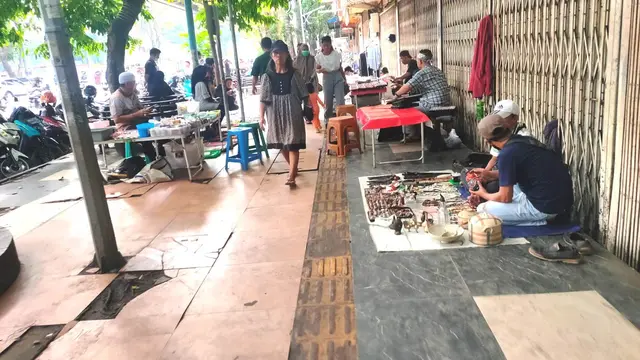 Fasilitas Disabilitas di Perkotaan Palembang Terenggut Pedagang Kaki Lima