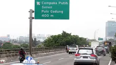 Hujan yang mengguyur Jakarta sejak Minggu (8/2) mengakibatkan tingginya genangan air di kawasan Kelapa Gading. Sejumlah pengendara motor melintasi jalan tol Sunter arah Tanjung Priok, Jakarta, Selasa (10/2/2015). (Liputan6.com/Faizal Fanani) 