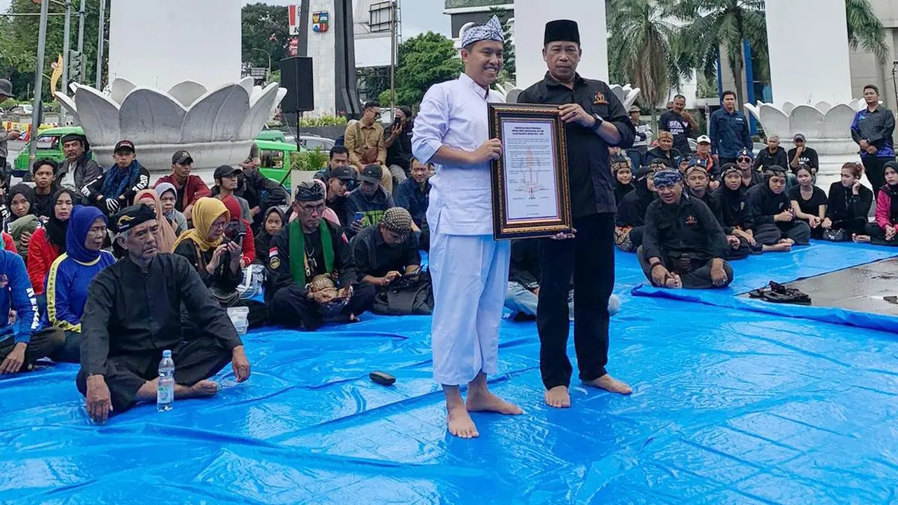 Sejumlah Budayawan yang tergabung dalam Obor Hurung mendekkarasi dukungan kepada Sendi Fardianysah sebagai Wali Kota Bogor. (istimewa)