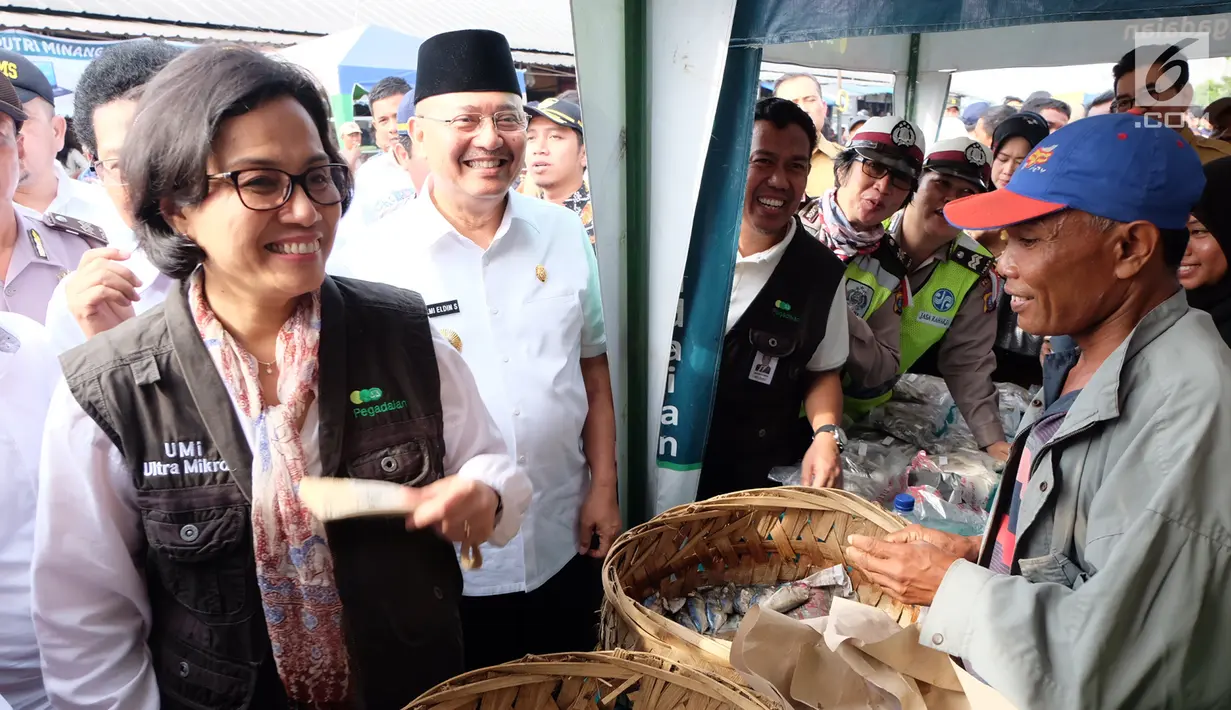 Menkeu Sri Mulyani tersenyum saat menyapa nasabah pembiayaan Ultra Mikro (UMi) Pusat Investasi Pemerintah Kementerian Keuangan di Belawan, Medan, Sumatera Utara, Selasa (16/1/). UMi implementasi dari Trisakti dan Nawacita. (Liputan6.com/Reza Efendi)