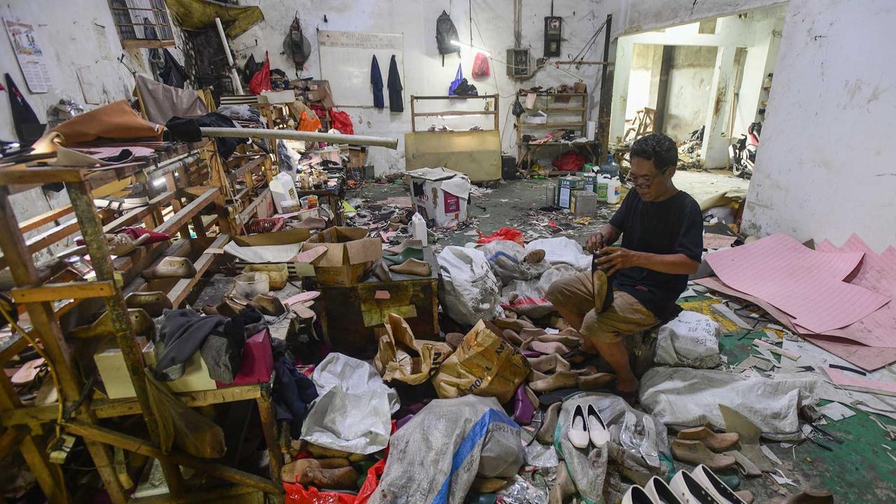 FOTO: Permintaan Lesu, Industri Rumahan Sepatu Terpukul, Omzet Anjlok 70 Persen